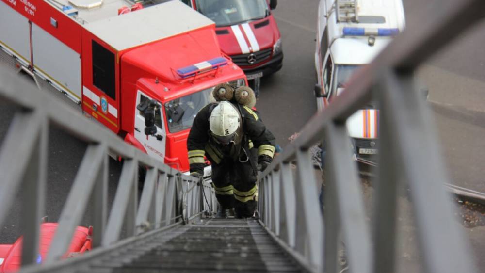 Спасатели вывели из горящего здания в Светогорске более 40 человек