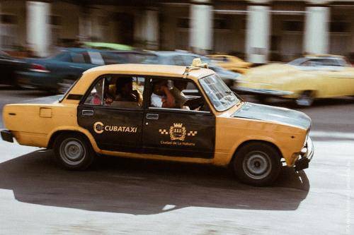 «С опытом работы в России возьмут?»: От «Волги» ГАЗ-24 до LADA Vesta — сеть удивлена таксопарком на Кубе