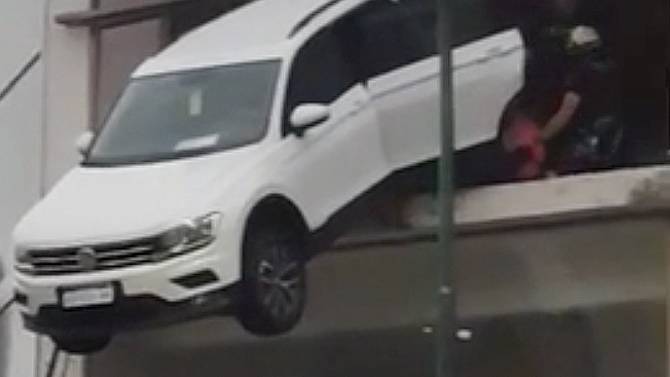 Автомобиль Volkswagen чудом не упал с третьего этажа, выбив окно в дилерском центре