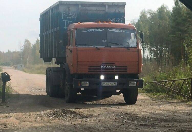 КАМАЗ во Владимирской области обрушил надземный переход, подняв кузов при переезде