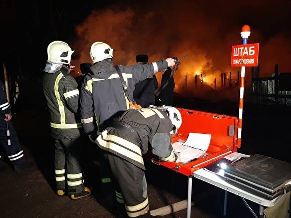 В Челябинске произошел крупный пожар в цыганском поселке, горели шесть домов