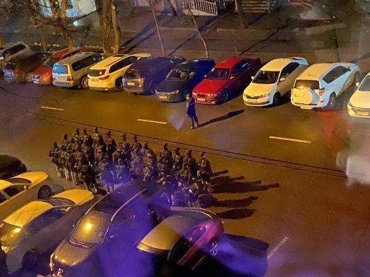 В Алма-Ате на карантин закрыли жилой комплекс: его охраняют военные