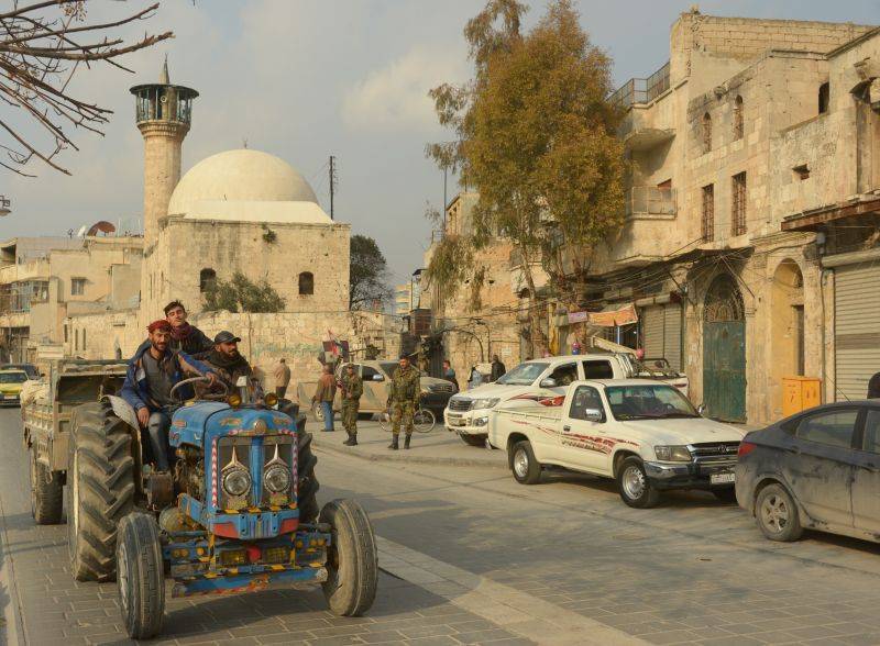 Сирийцы возвращаются в элитный пригород Алеппо