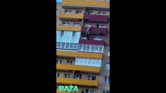 В Иркутске спасатель МЧС поймал девушку, прыгнувшую с балкона — видео
