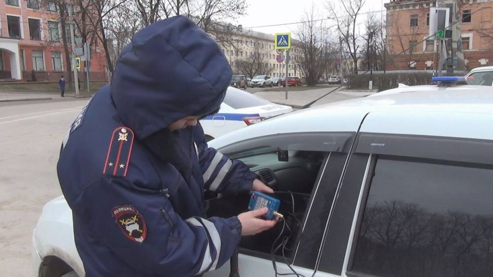 В Великом Новгороде за два часа выявили 15 машин с недопустимой тонировкой стекол