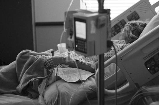 Пожилая пациентка с коронавирусом скончалась в Москве