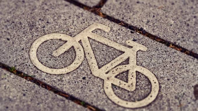 Пожилой велосипедист попал под колеса иномарки на Лужской улице