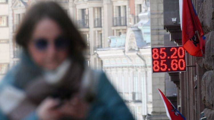 Когда рубль перестанет падать и что будет с ценами – прогноз эксперта