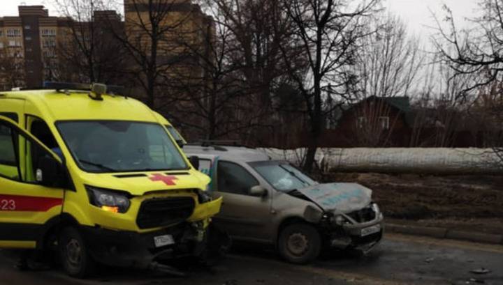 В резульате аварии со скорой в Казани пострадали три человека