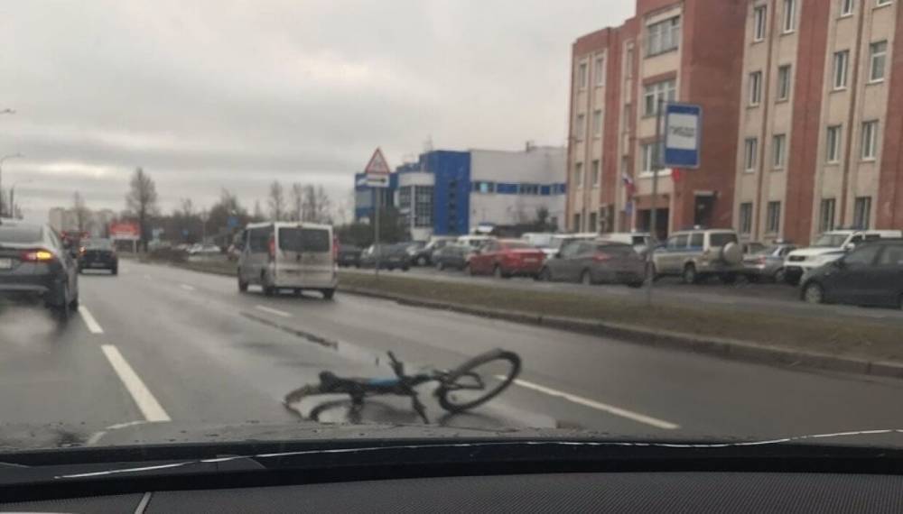 Иномарка наехала на пожилого велосипедиста в Петербурге