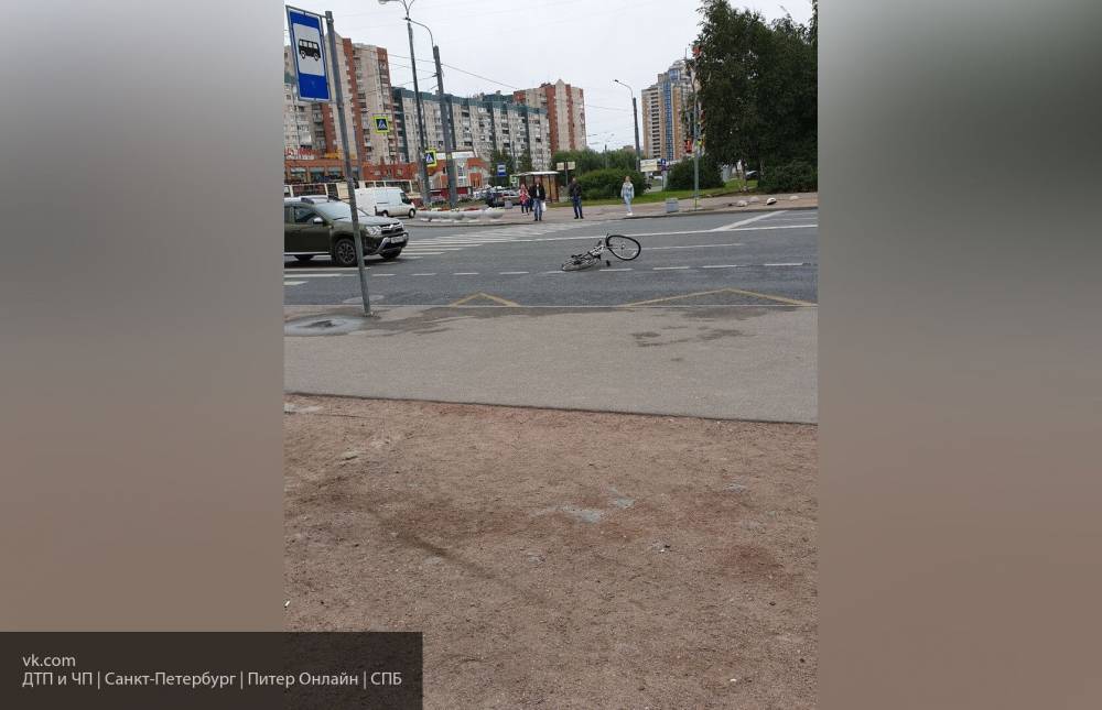 Женщина на иномарке сбила пожилого велосипедиста в Калининском районе Петербурга
