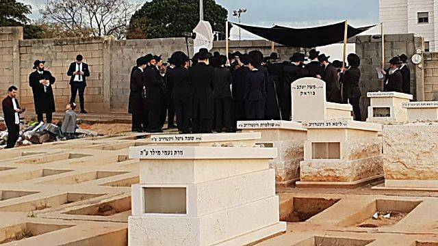 В разгар вспышки коронавируса: в Израиле сыграли свадьбу на кладбище
