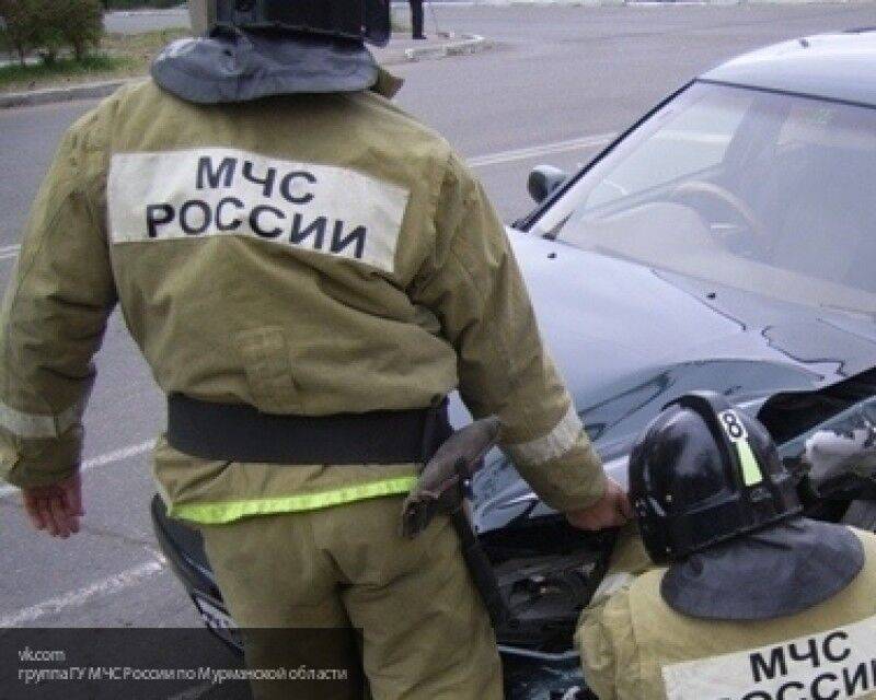 Спасатели вырезали из иномарки пассажира после ДТП с фурами в Петербурге