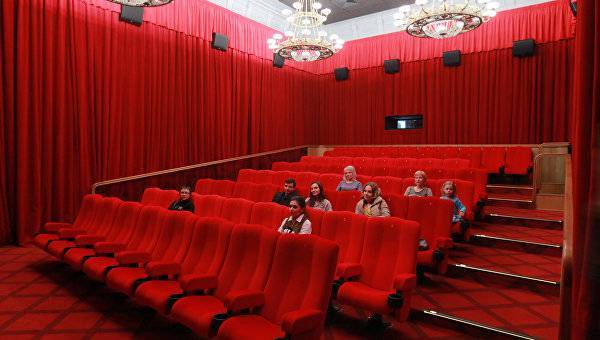Полупустые залы и антисептики: как работают кинотеатры в Крыму