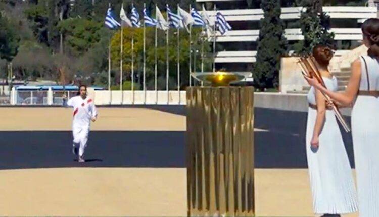 Афины передали Токио олимпийский огонь при пустых трибунах