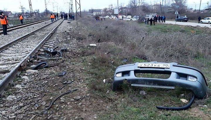 Два человека погибли в страшной аварии машины с локомотивом в Дагестане