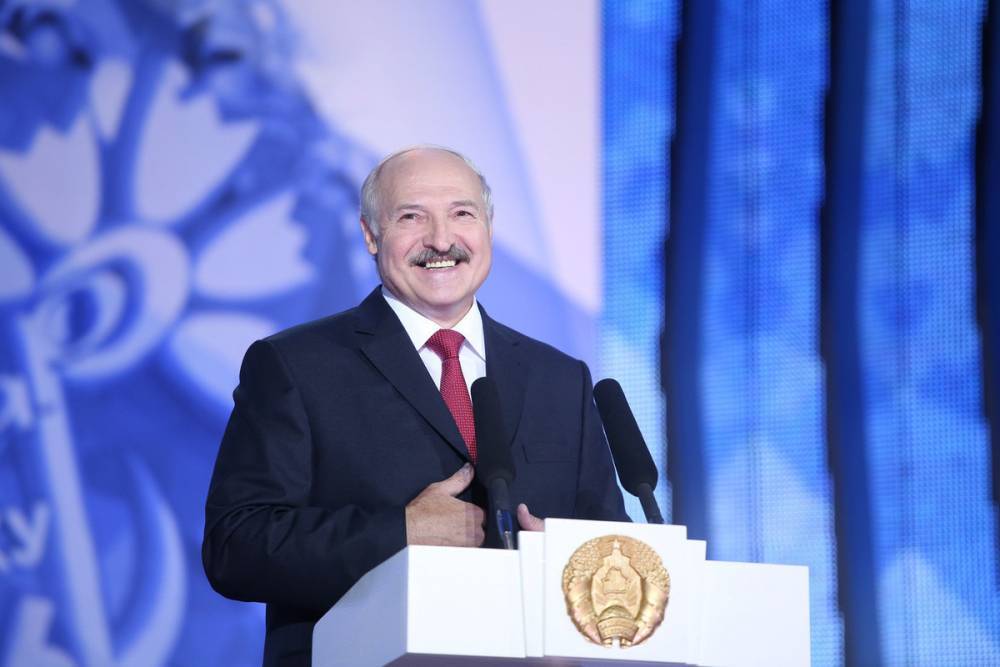 Лукашенко рассказал анекдот про пьющего водку от коронавируса Жириновского
