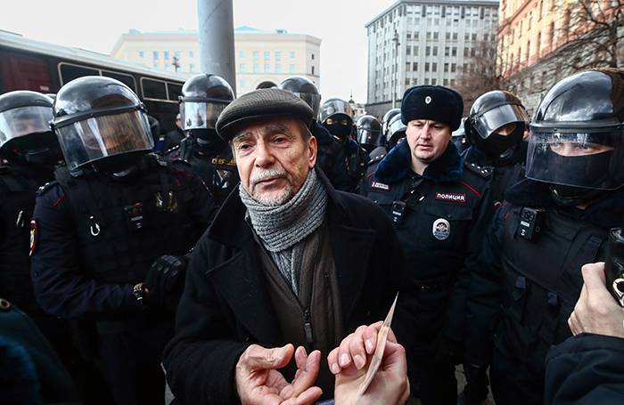 Правозащитник Лев Пономарев попросил СК возбудить уголовное дело по факту его избиения силовиками