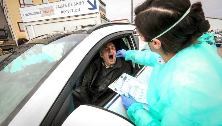 В Люксембурге тесты на коронавирус начали делать прямо в автомобиля