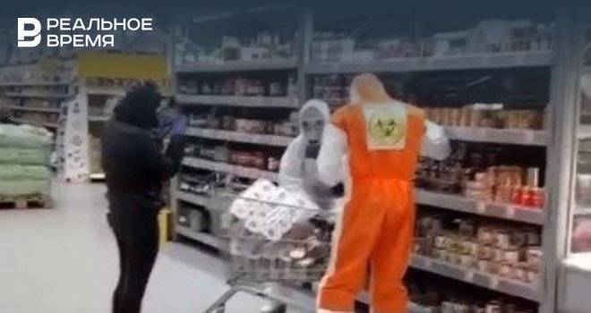 Соцсети: в Челнах пранкеры в защитных костюмах и противогазах скупают продукты в магазине