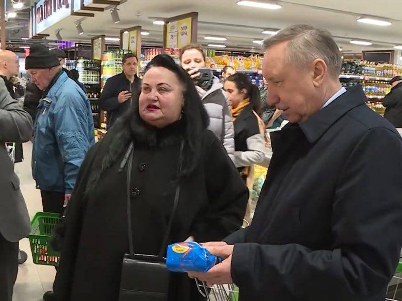 Губернатор Петербурга пришел в супермаркет и поговорил со «случайной» актрисой массовки