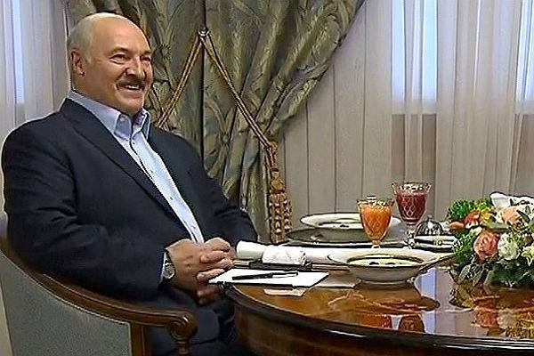 Лукашенко рассказал анекдот про коронавирус, водку и Жириновского