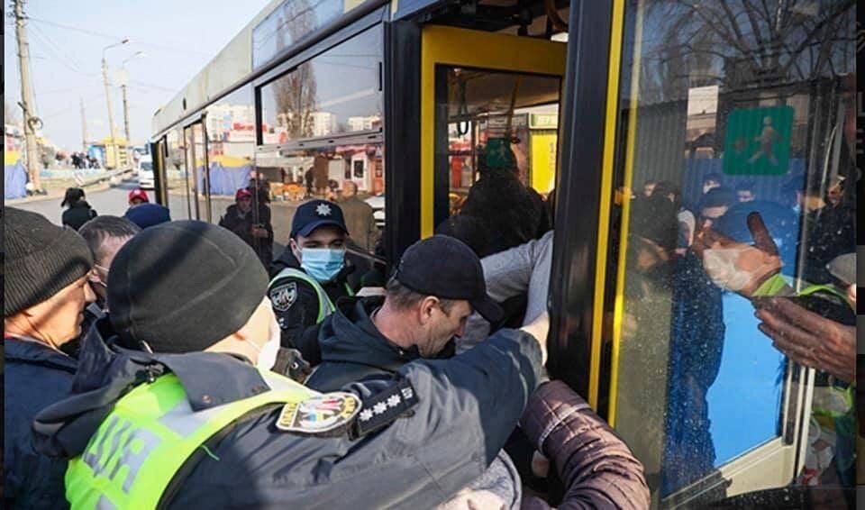 У людей не выдерживают нервы: на Украине начались протесты из-за карантина