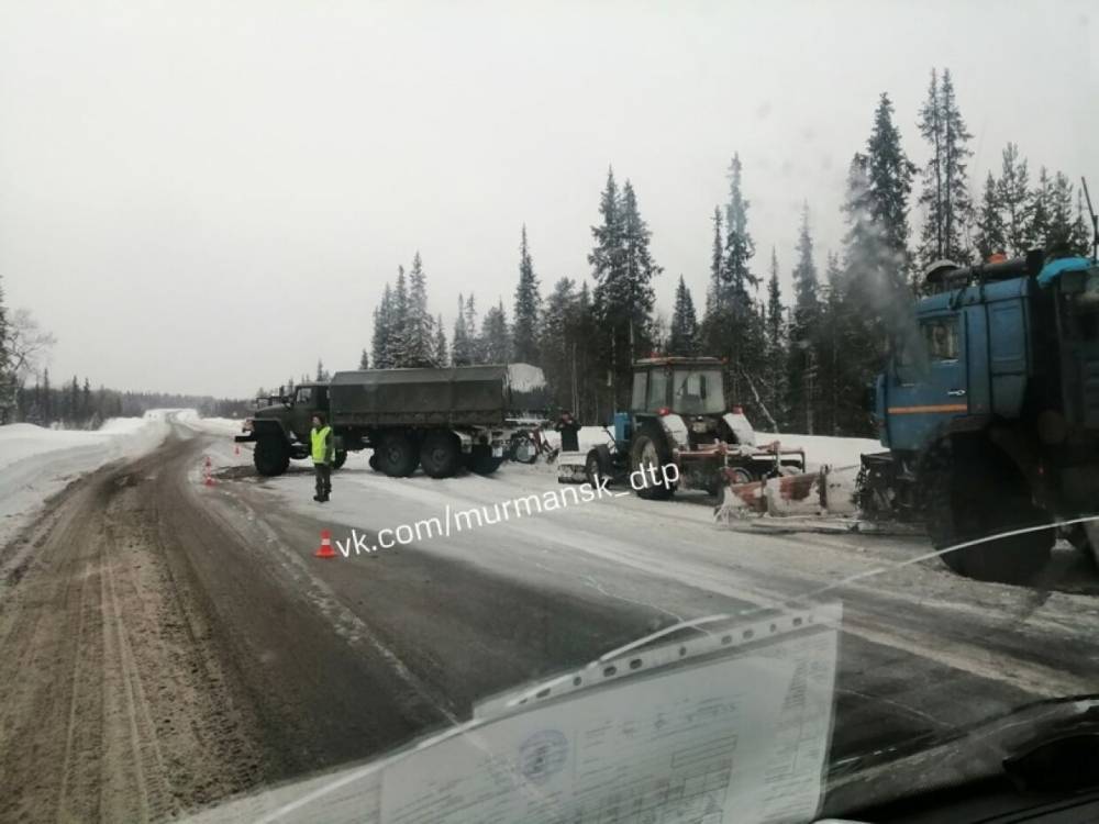 На федеральной трассе «Кола» произошло ДТП с участием грузовика и снегоуборочной техники