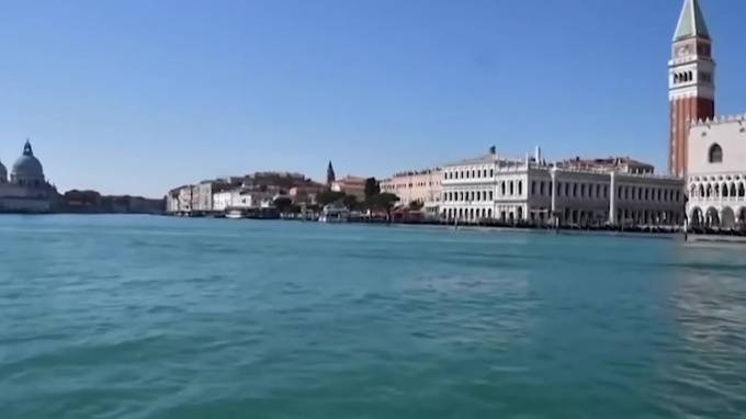 В Венеции из-за карантина во время пандемии очистилась вода в каналах