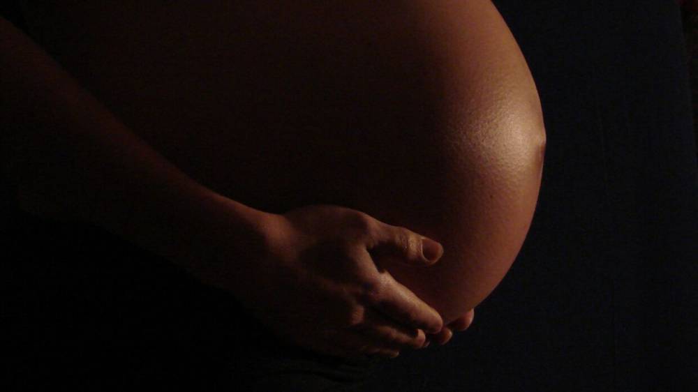 Врачи призвали женщин не беременеть во время эпидемии коронавируса