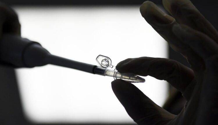 В НИИ гриппа назвали сроки появления вакцины от коронавируса