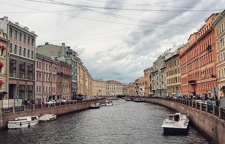 Улицы Санкт-Петербурга начали мыть шампунем