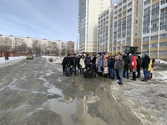 «Каждый день утопаем в грязи». Жители «Академа» просят главу Челябинска сделать дорогу