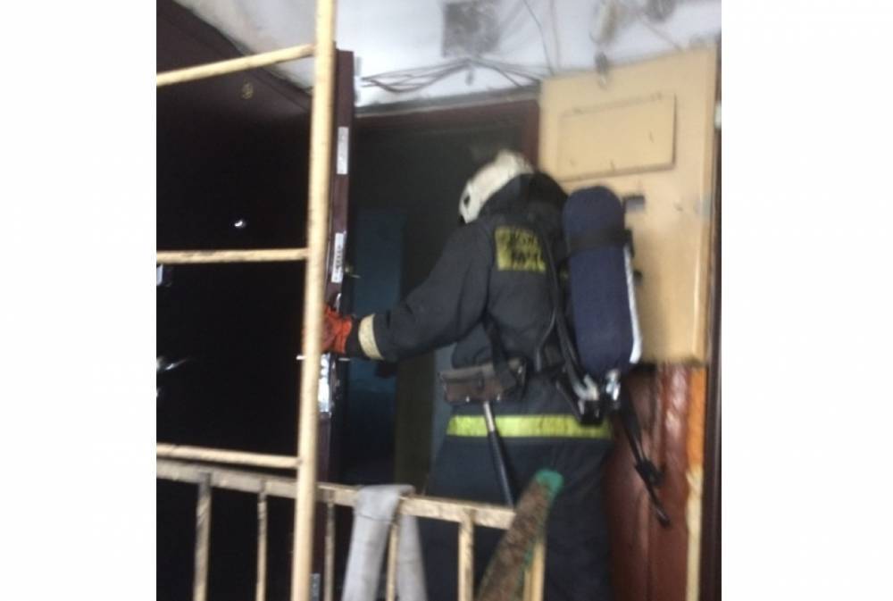 Пожарные спасли жильца из горящей квартиры в Петрозаводске