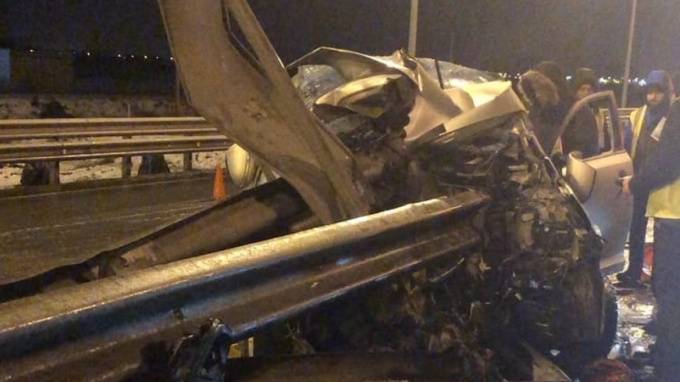 Уснувший за рулем водитель влетел в отбойник на Выборгском шоссе