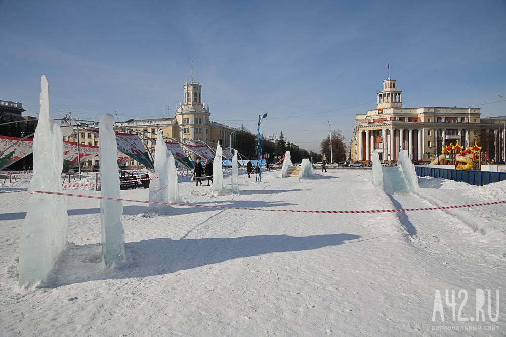 В Кемерове начали разбирать ледовый городок на площади Советов