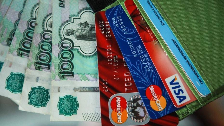 Российские банки резко сократили выдачу кредитных карт