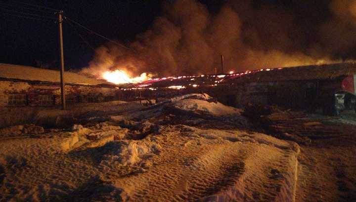 В Башкирии тушат крупный пожар на ферме