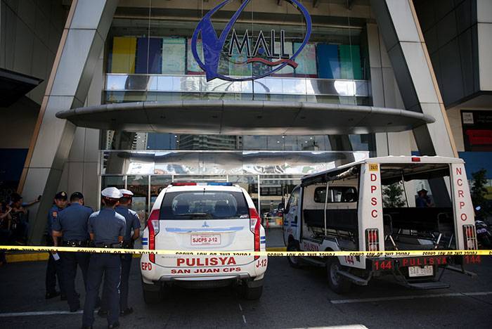 Уволенный охранник захватил десятки заложников в столице Филиппин