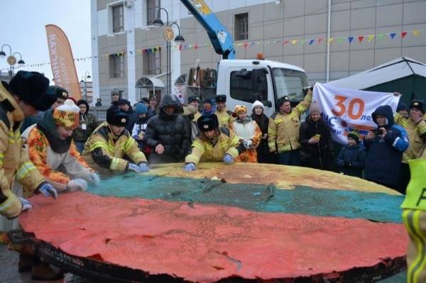 Ялуторовские пожарные попытались испечь блин в цветах российского триколора, но получился флаг Литвы