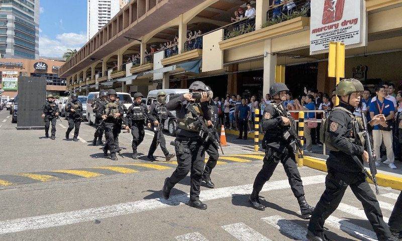 В Маниле вооруженный гранатометом мужчина взял в заложники десятки людей
