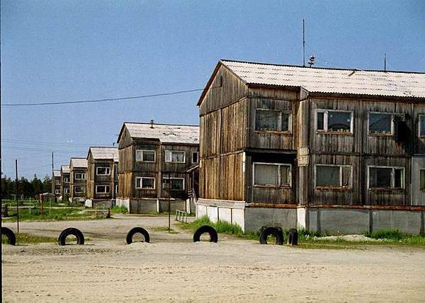 На Ямале семьи не могут использовать маткапитал в районах, где стоят только деревянные дома