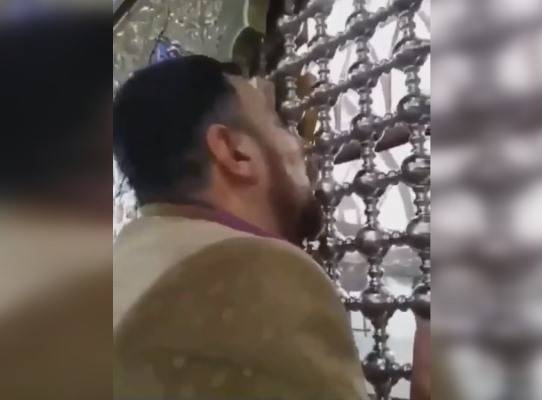 Муфтий Москвы осудил флешмоб с облизыванием ограды мечети
