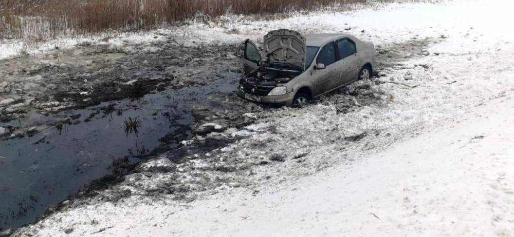 Две машины улетели в кювет и перевернулись на дорогах Новгородской области