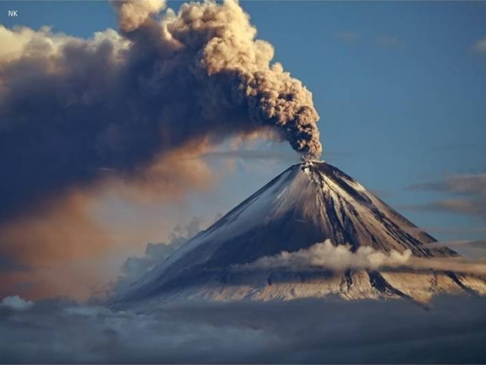 Вулкан Ключевской на Камчатке раскидал пепел на шесть километров