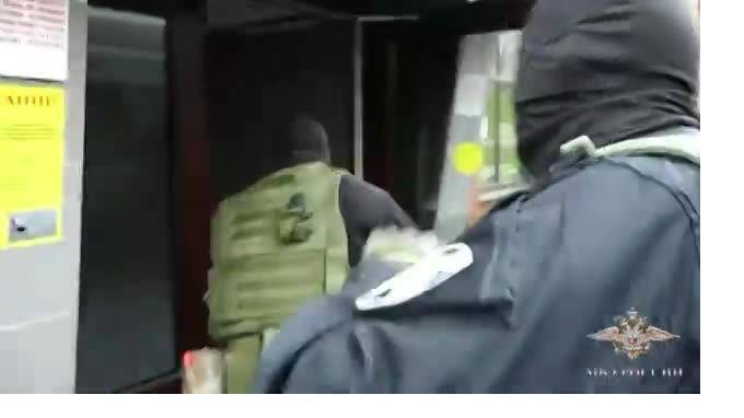 Видео: Под Костромой задержали лжецелительницу и ее помощников