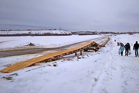 В Тобольске к половодью традиционно начали строить мостки через Иртыш.
