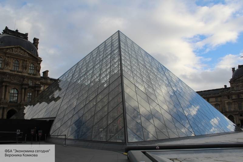 Лувр в Париже не открылся в понедельник из-за коронавируса