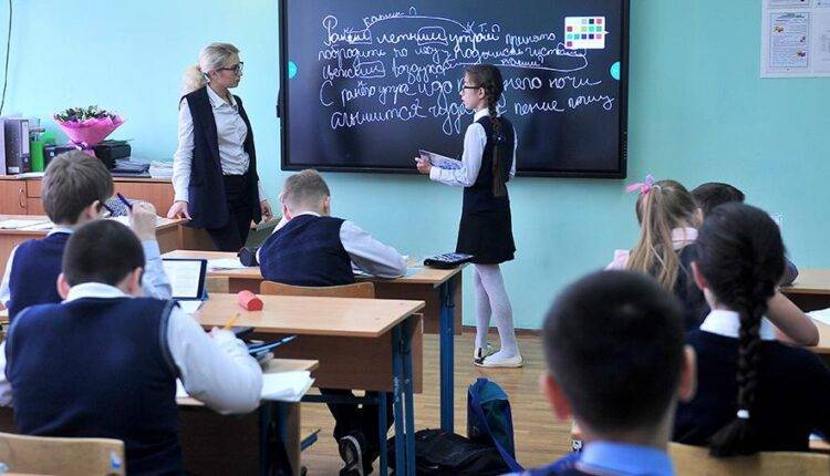Родителям школьников в Москве отправят push-сообщения об оценках детей