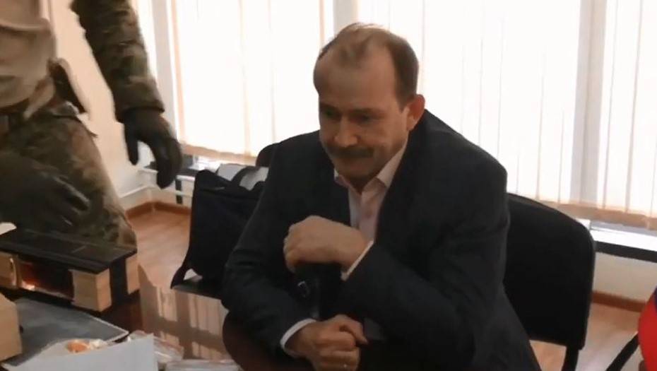 В Иркутской области чиновник во время задержания съел документ-улику